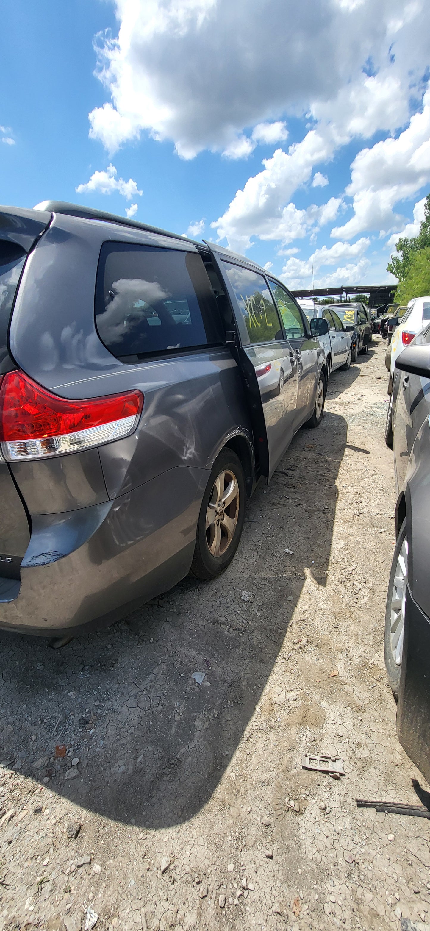 2/2 2011 - 2014 Toyota Sienna Model | All Parts G - Z | SKU #: M17312 XC-2