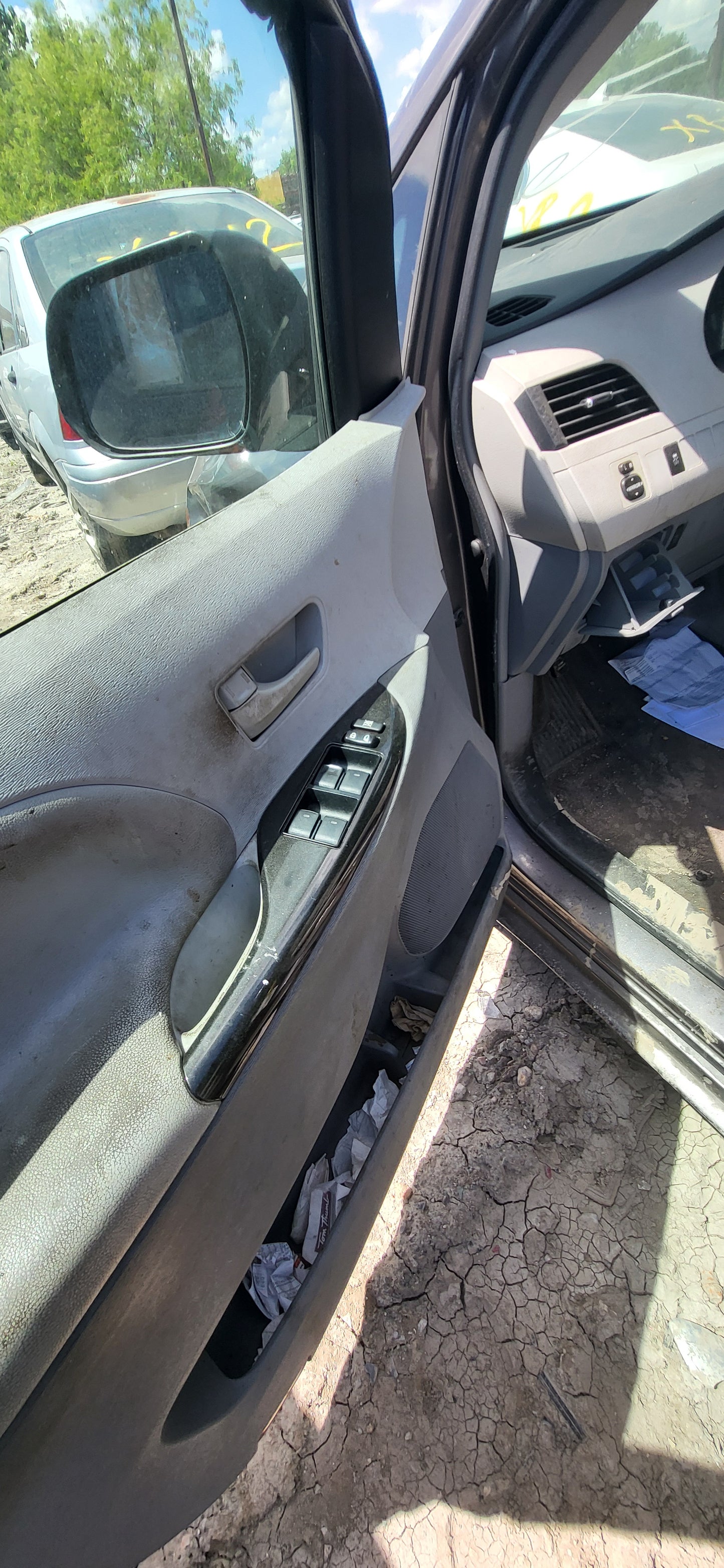 2/2 2011 - 2014 Toyota Sienna Model | All Parts G - Z | SKU #: M17312 XC-2
