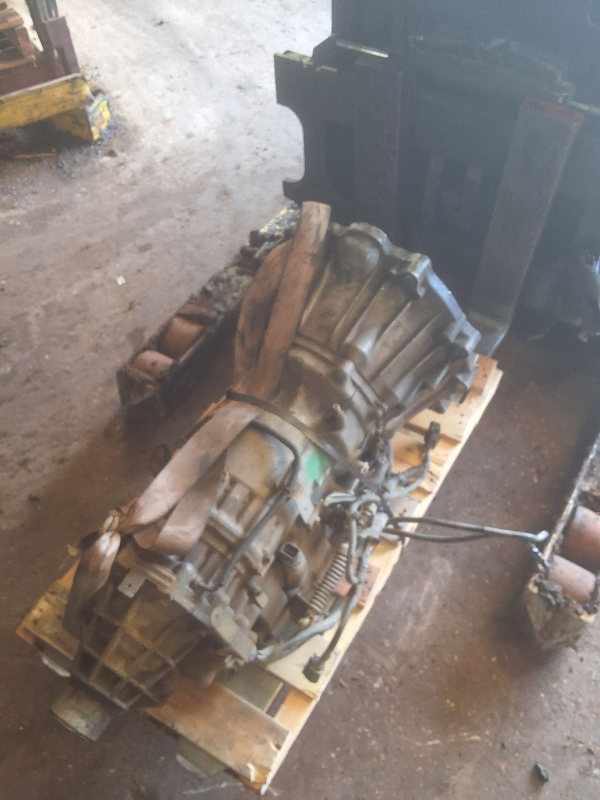 2004 Nissan Titan 5-speed Automatic RWD Transmission main image