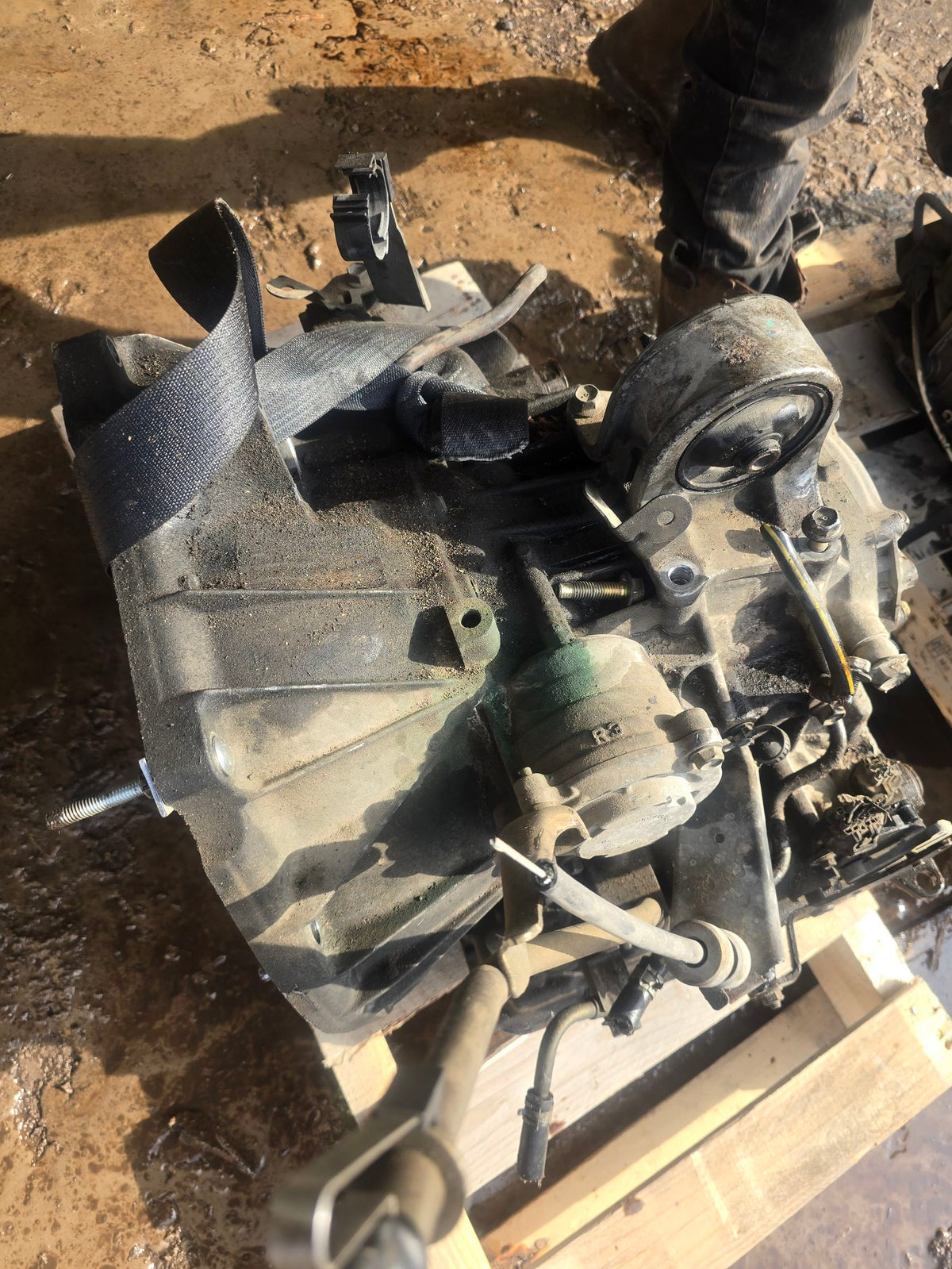 2003-2004 Nissan Altima AT, 2.5L (4 cylinder), (non-locking differential) QR25DE) Transmission main image