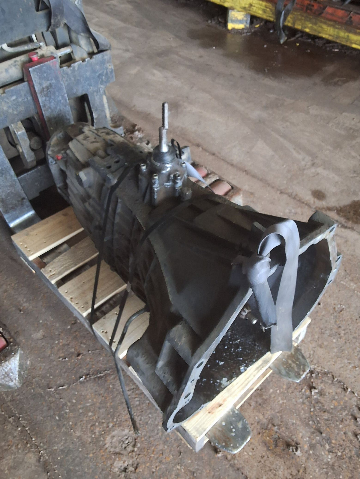 1999-2000 Ford Super Duty F-350 DRW 6 - Speed - Manual 4WD Transmission main image
