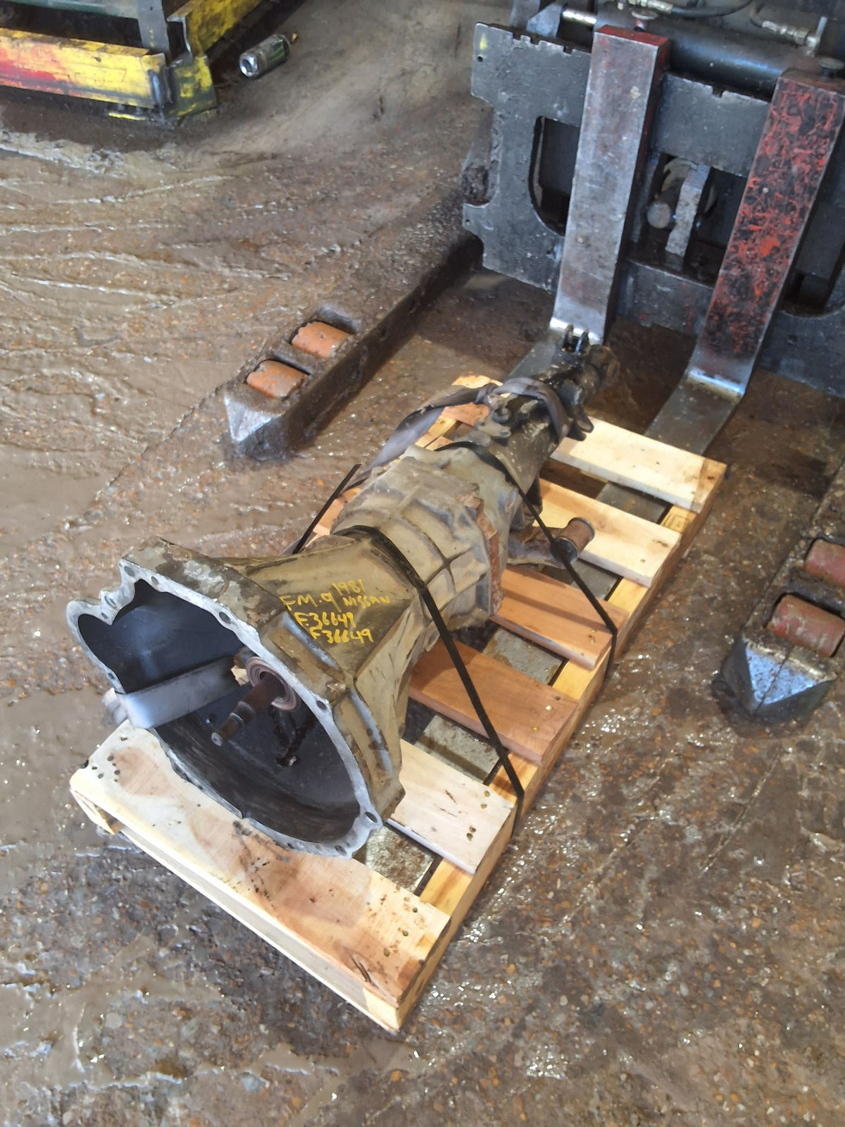 1981-1983 Datsun 280ZX 5-speed Manual RWD Transmission main image
