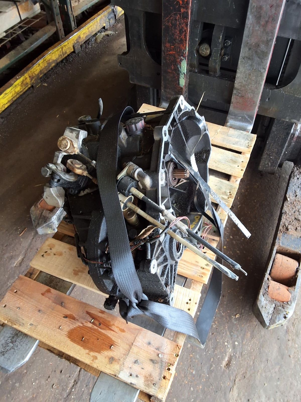 2004 Saturn Vue Manual FWD Transmission main image