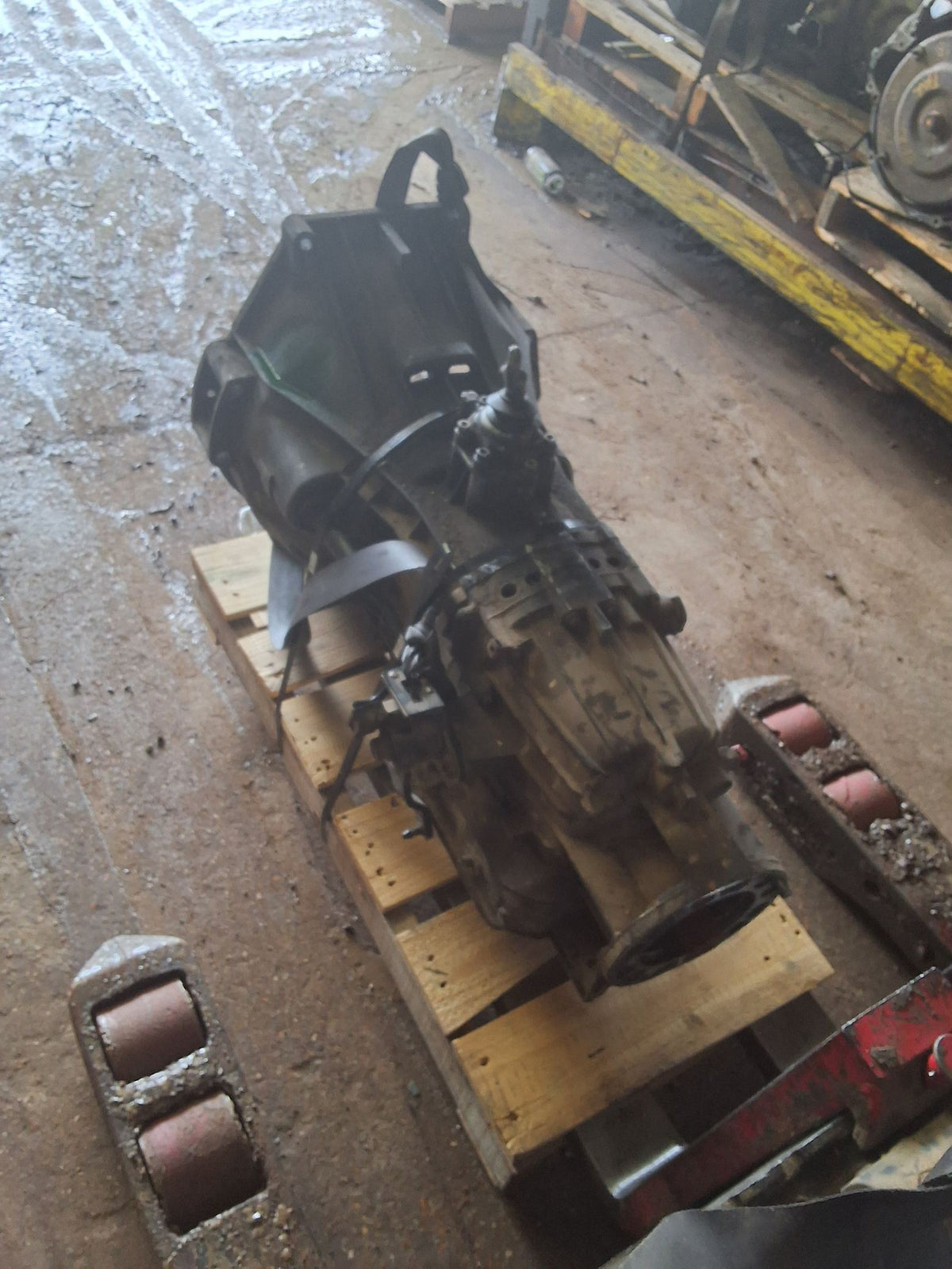 1999-2000 Ford Super Duty F-350 DRW 6 - Speed - Manual 4WD Transmission