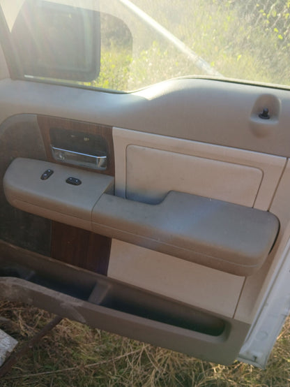 Fuse Box Engine Compartment 2004 - 2008 Ford F-150