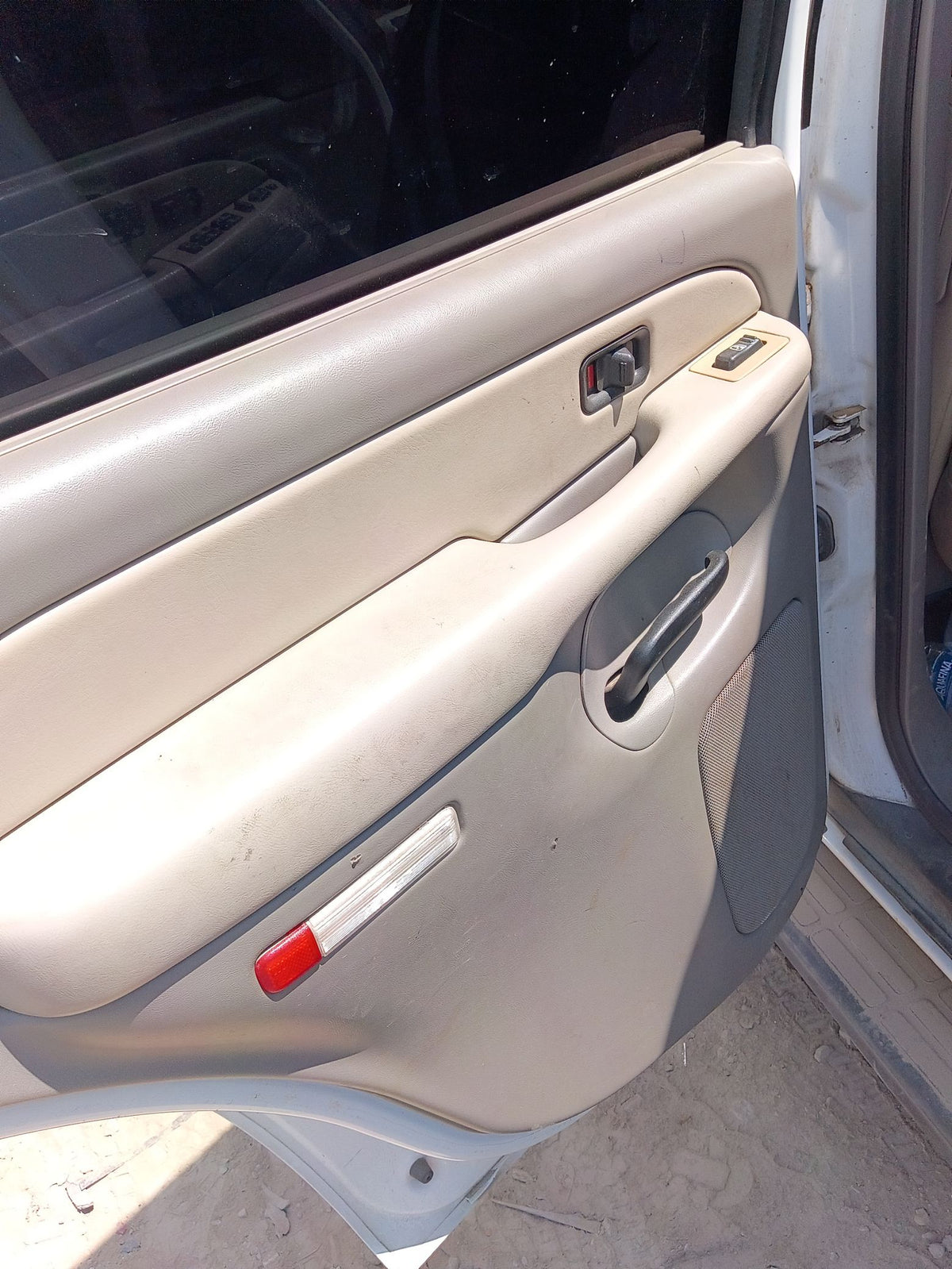 Body Side Molding Front Driver Side 2000 - 2006 Chevrolet Suburban