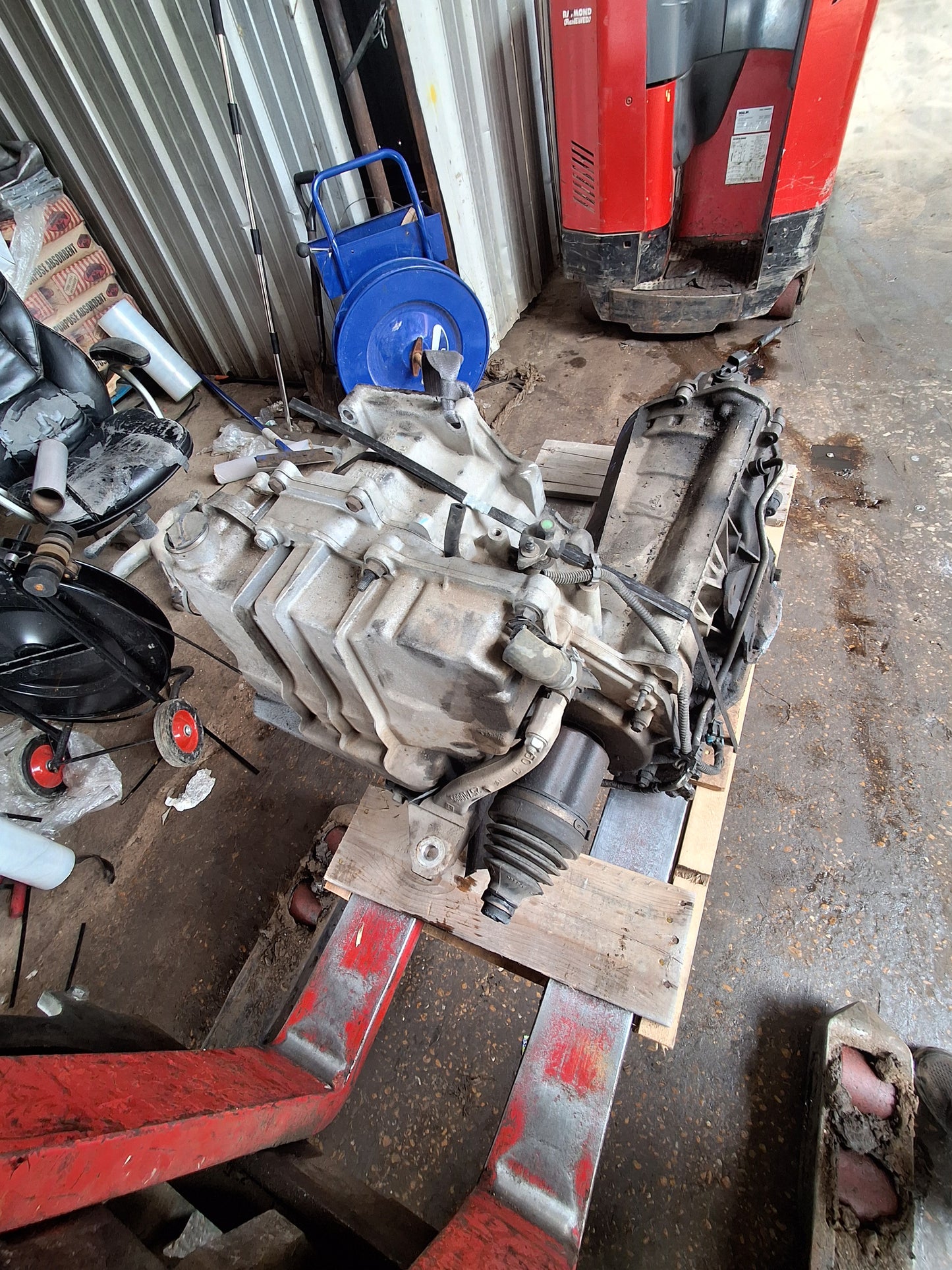 2004-2005 CADILLAC DEVILLE  -  AUTOMATIC TRANSMISSION - #M19081