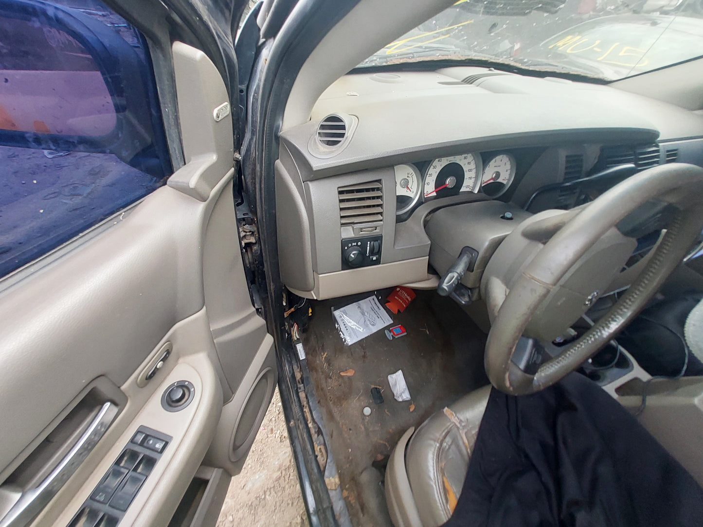 2005 Dodge Durango - Stock #: M18901 - MXB-11