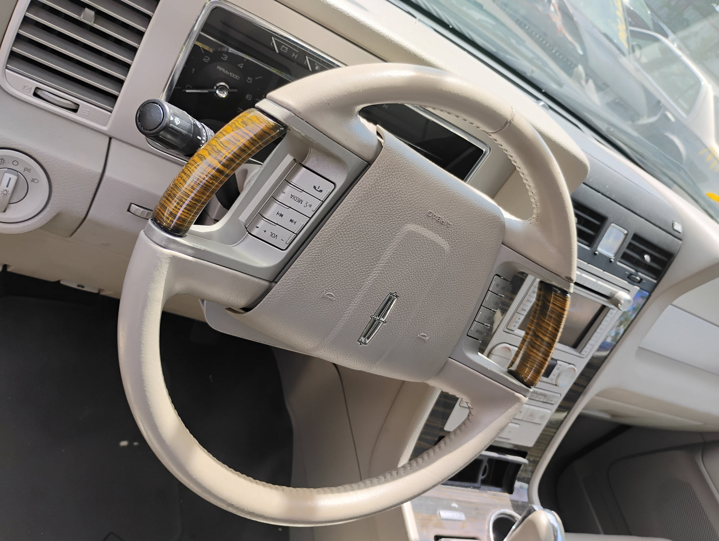 2010 LINCOLN NAVIGATOR - STOCK #M18799