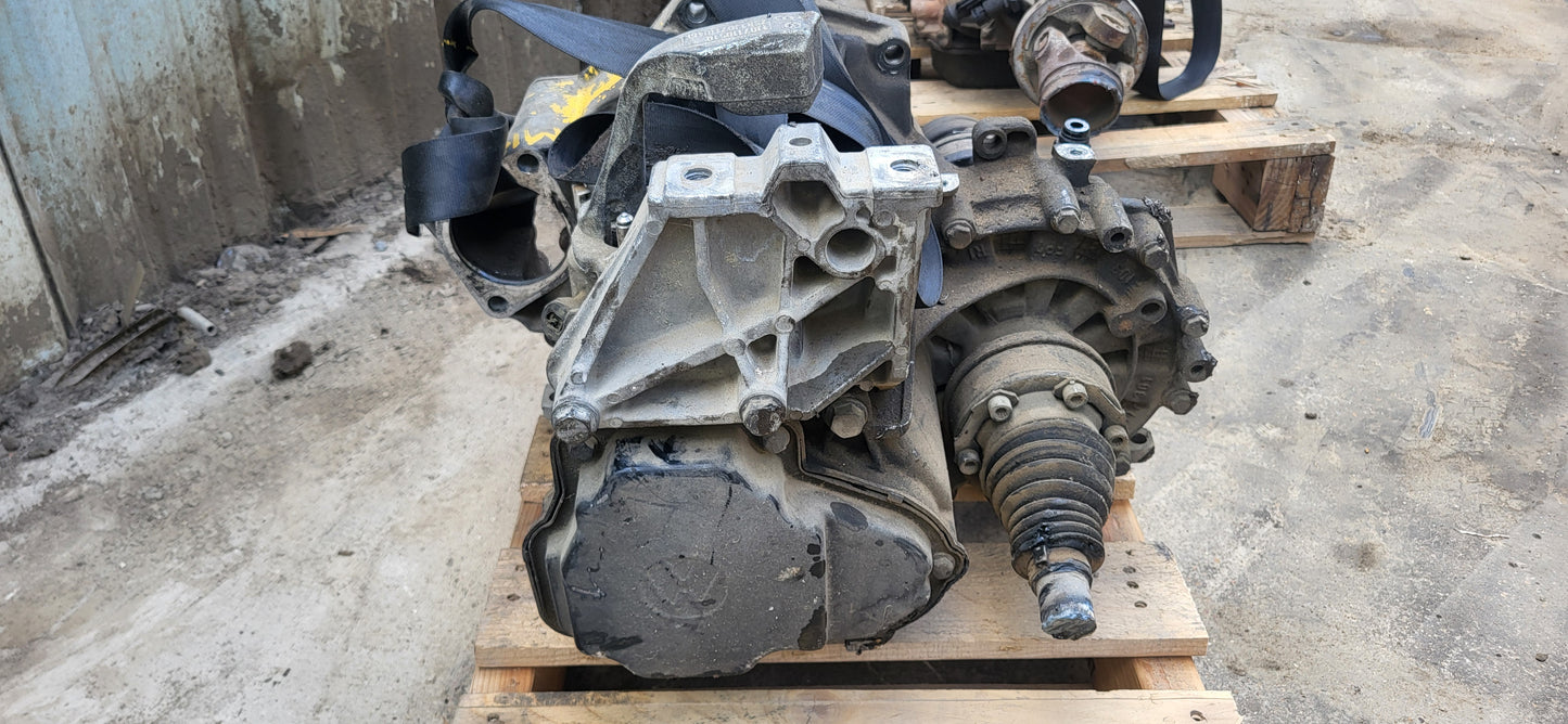2000-2005 VOLKSWAGEN JETTA  -  MANUAL TRANSMISSION - #M18784