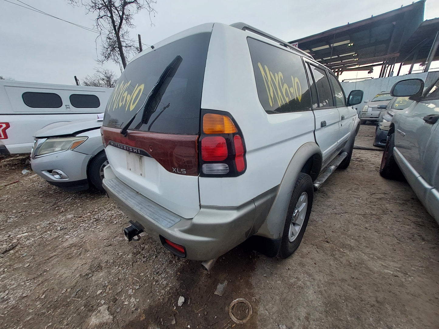 2003 Mitsubishi Montero XLS - Stock #: M18200 - MXG-10