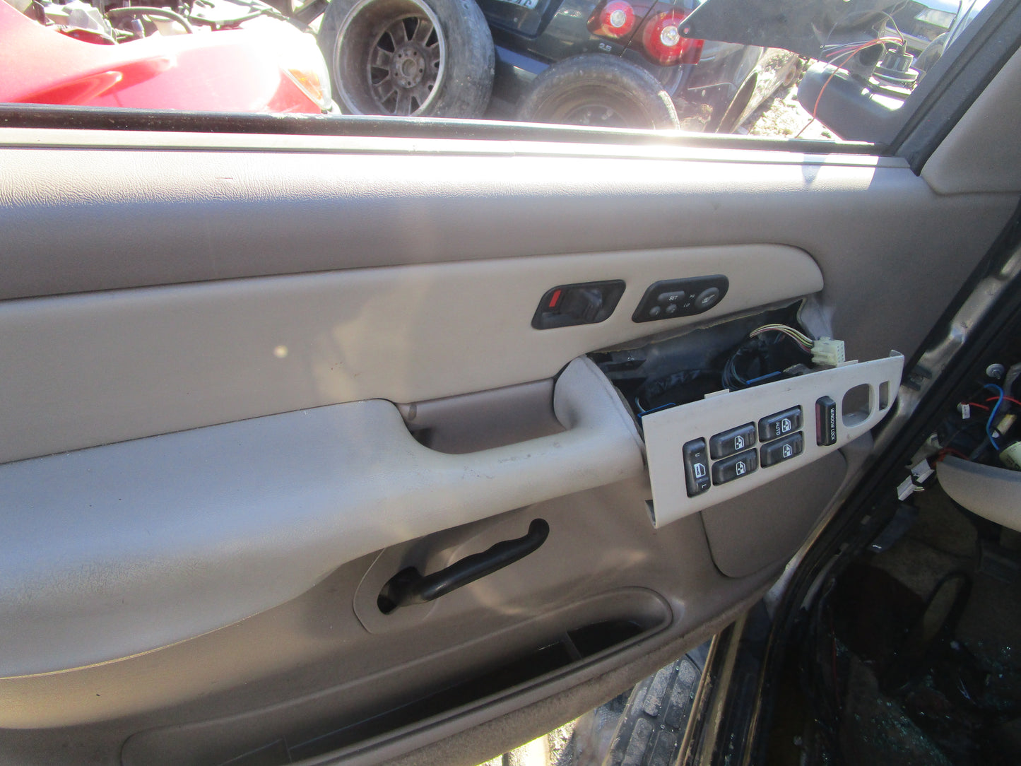 2/2 2000 - 2006 Chevrolet Suburban | All Parts G - Z | SKU #: 16851 CT-1
