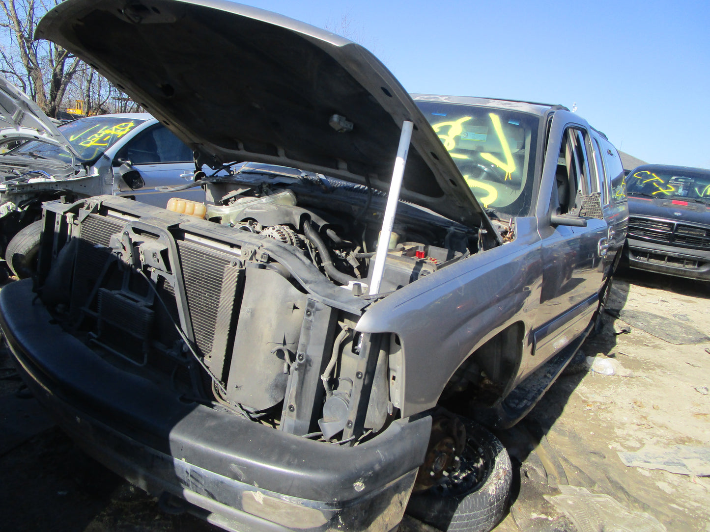 2/2 2000 - 2006 Chevrolet Suburban | All Parts G - Z | SKU #: 16851 CT-1